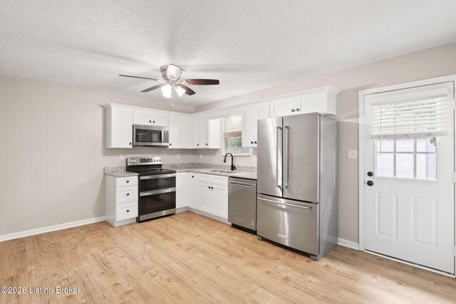 245 Big Oaks Dr, Louisville, KY 40229