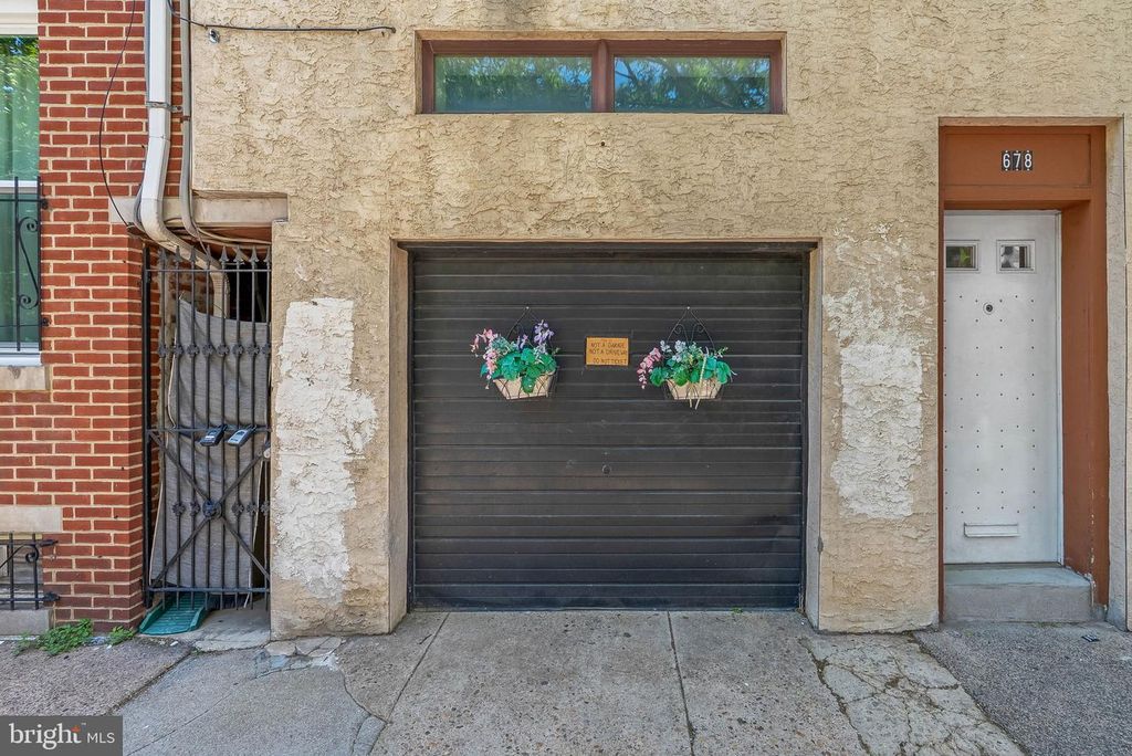 Image 2 of property listing at 678 N 15TH ST, Philadelphia, PA 19130