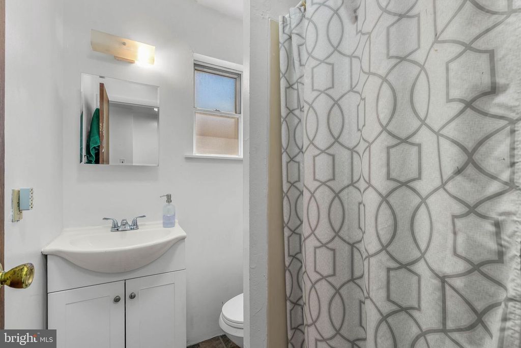 Image 21 of property listing at 678 N 15TH ST, Philadelphia, PA 19130