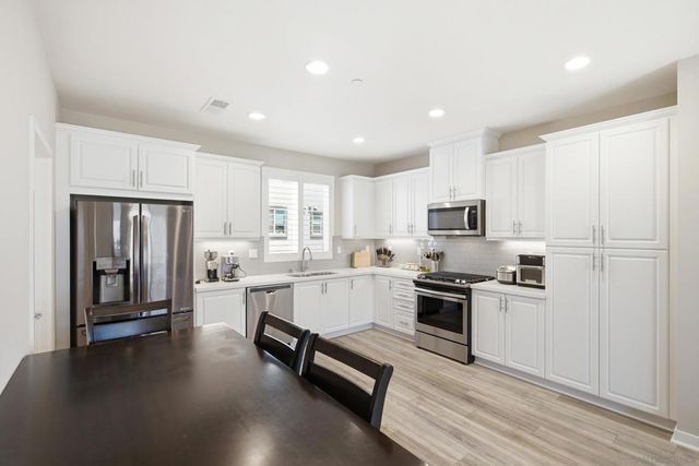 2572 S Escondido Blvd 808, Escondido, CA 92025