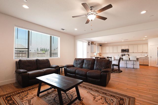 2701 N Dee Ann Avenue, Fresno, CA 93727