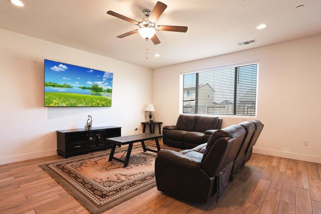 2701 N Dee Ann Avenue, Fresno, CA 93727