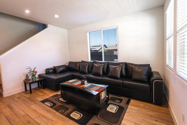 2701 N Dee Ann Avenue, Fresno, CA 93727