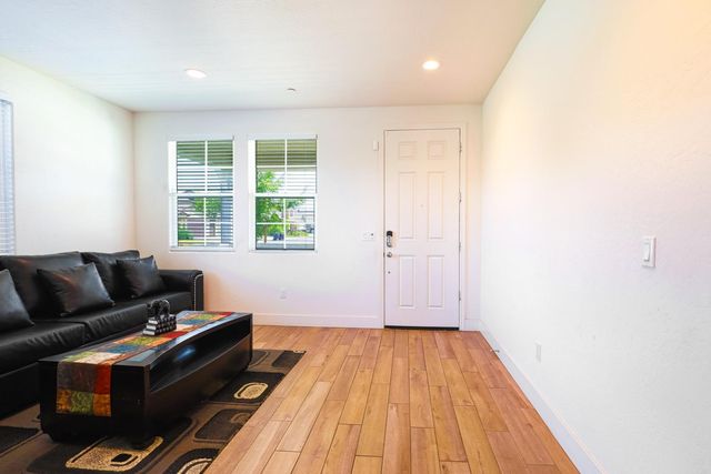 2701 N Dee Ann Avenue, Fresno, CA 93727