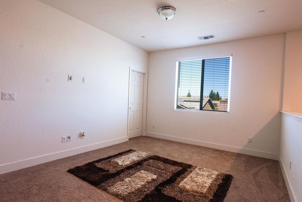 Image 18 of property listing at 2701 N Dee Ann Avenue, Fresno, CA 93727