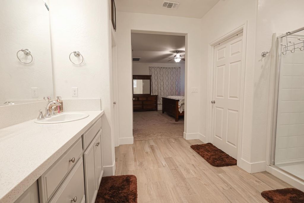 Image 28 of property listing at 2701 N Dee Ann Avenue, Fresno, CA 93727