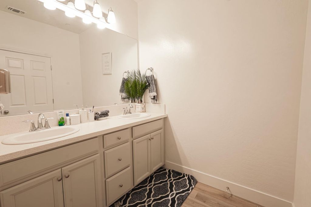 Image 29 of property listing at 2701 N Dee Ann Avenue, Fresno, CA 93727