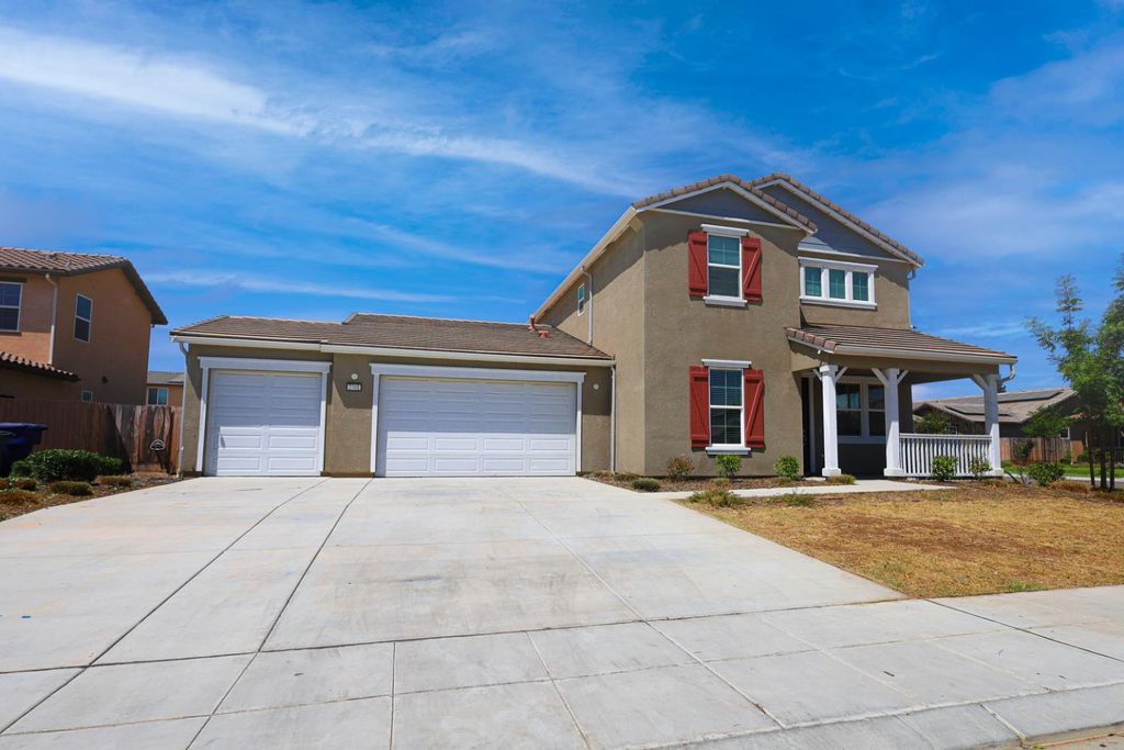 Image 3 of property listing at 2701 N Dee Ann Avenue, Fresno, CA 93727