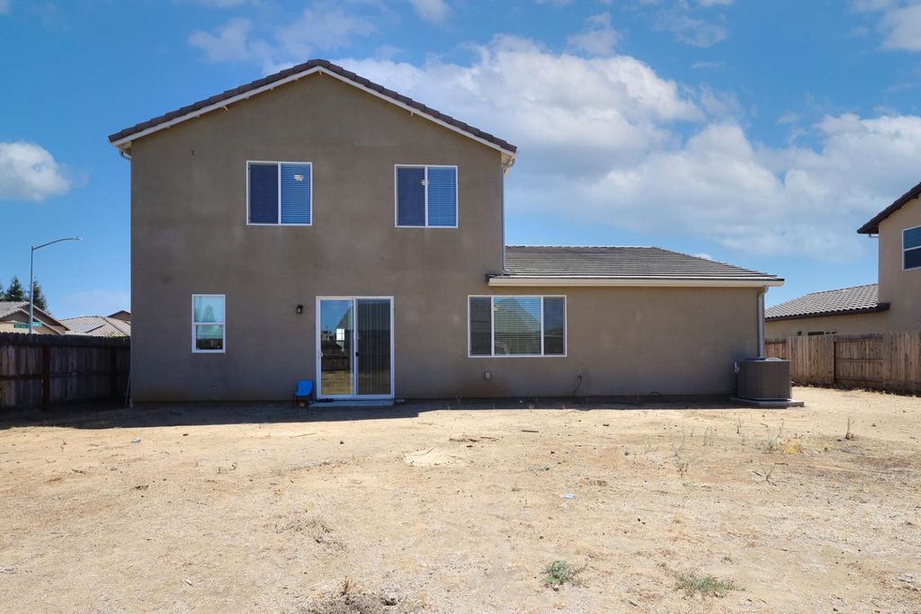 Image 32 of property listing at 2701 N Dee Ann Avenue, Fresno, CA 93727