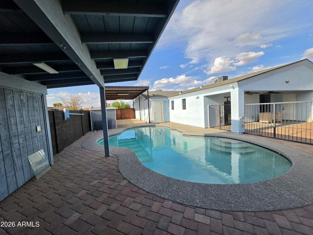 8637 W EARLL Drive, Phoenix, AZ 85037