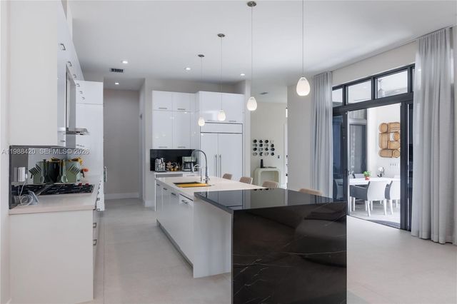 8115 NW 48th Ter, Doral, FL 33166