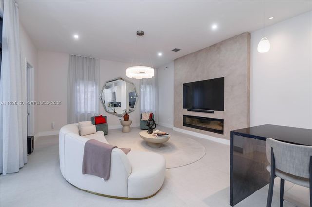 8115 NW 48th Ter, Doral, FL 33166