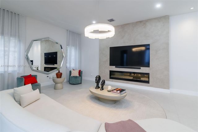 8115 NW 48th Ter, Doral, FL 33166