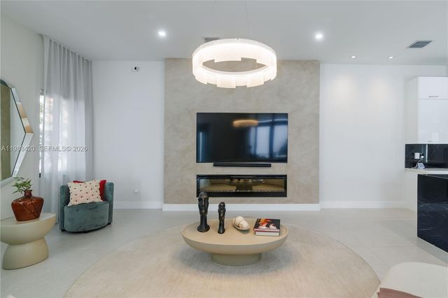 8115 NW 48th Ter, Doral, FL 33166