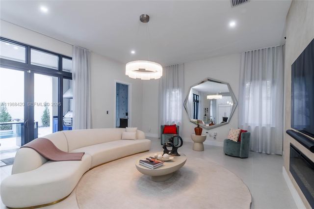 8115 NW 48th Ter, Doral, FL 33166