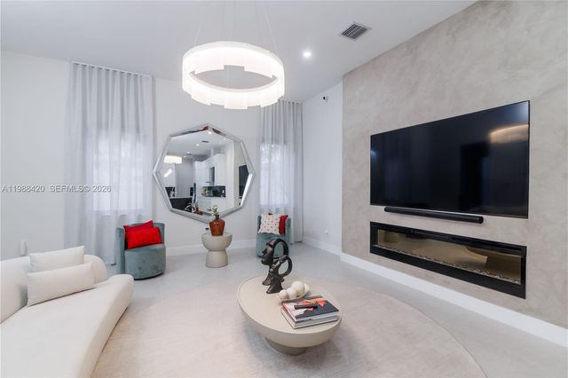 8115 NW 48th Ter, Doral, FL 33166