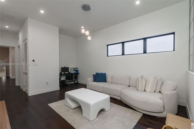 8115 NW 48th Ter, Doral, FL 33166