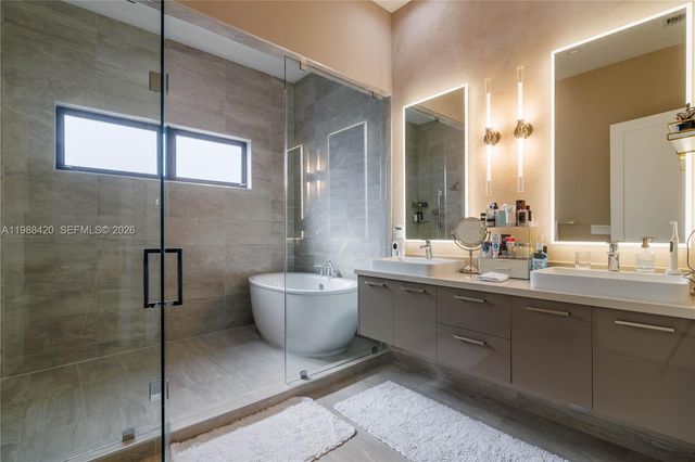 8115 NW 48th Ter, Doral, FL 33166