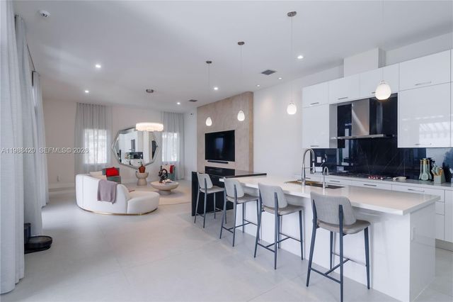 8115 NW 48th Ter, Doral, FL 33166