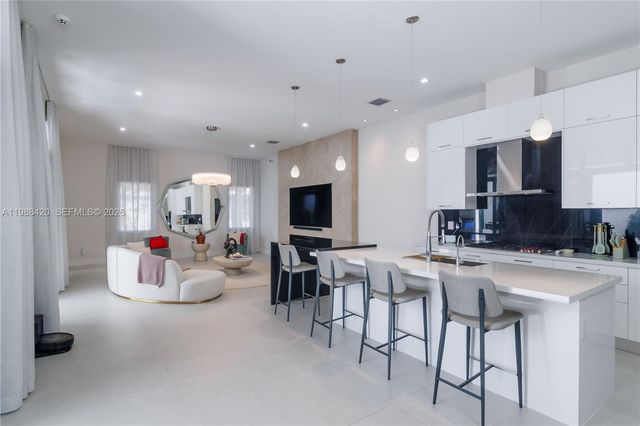 8115 NW 48th Ter, Doral, FL 33166