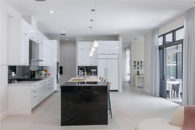 8115 NW 48th Ter, Doral, FL 33166