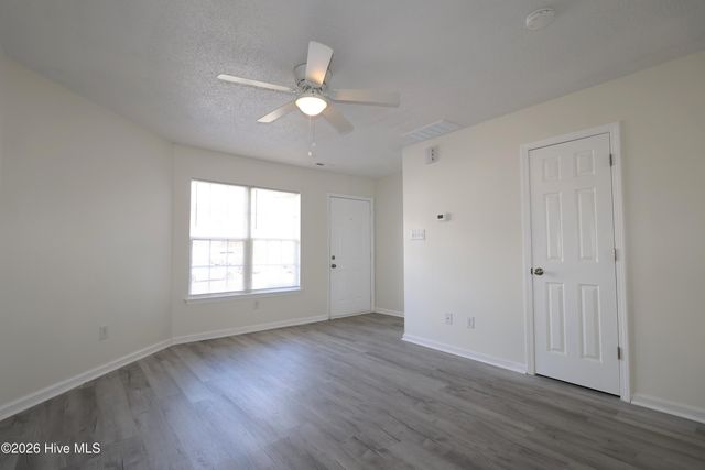 1086 W Pueblo Drive, Jacksonville, NC 28546