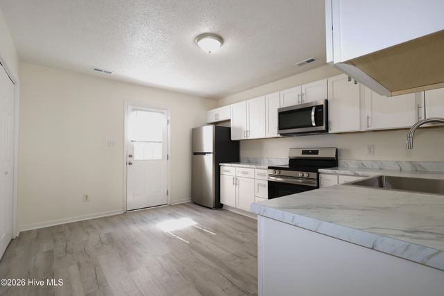 1086 W Pueblo Drive, Jacksonville, NC 28546