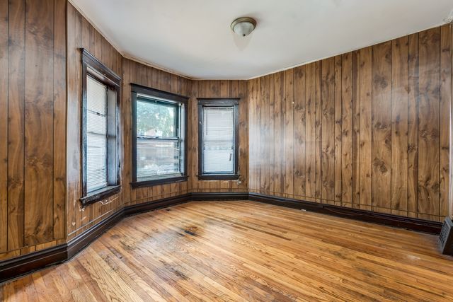 4933 W Iowa Street, Chicago, IL 60651