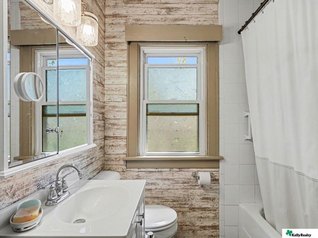 2619 Benson Gardens Boulevard, Omaha, NE 68134