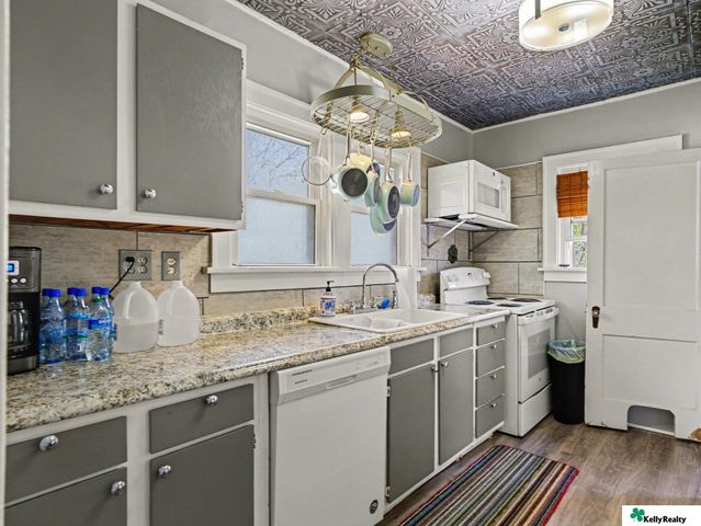 2619 Benson Gardens Boulevard, Omaha, NE 68134