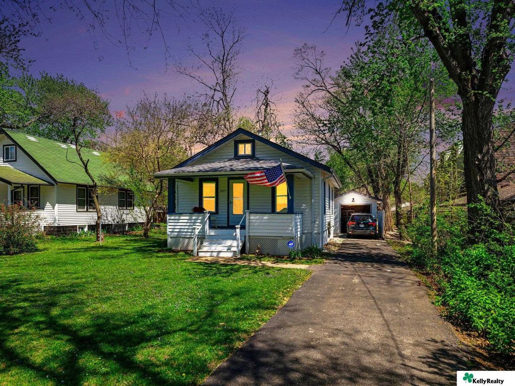 2619 Benson Gardens Boulevard, Omaha, NE 68134