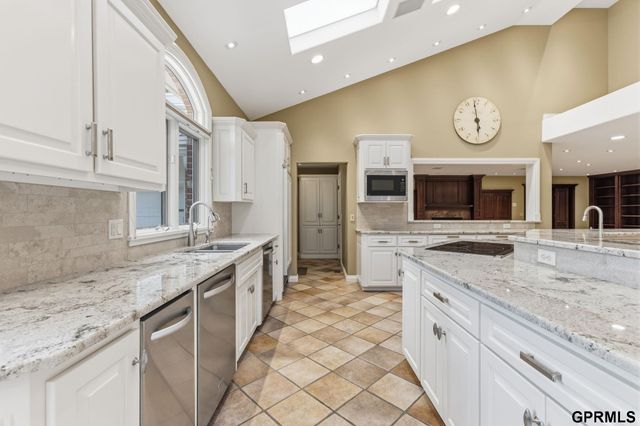 843 S 96 Street, Omaha, NE 68114