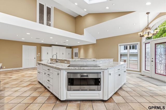 843 S 96 Street, Omaha, NE 68114