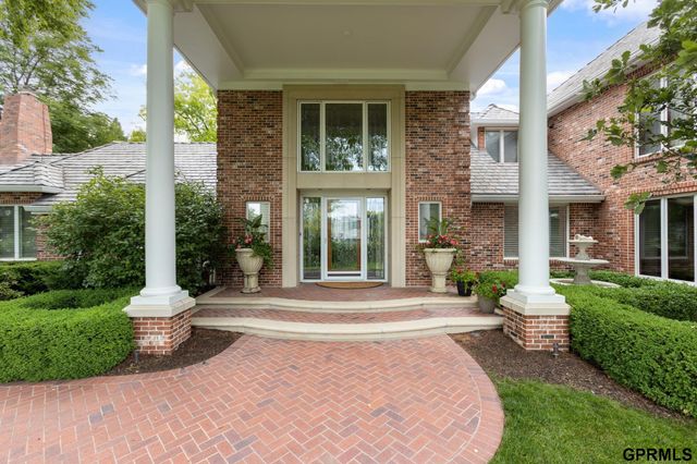 843 S 96 Street, Omaha, NE 68114