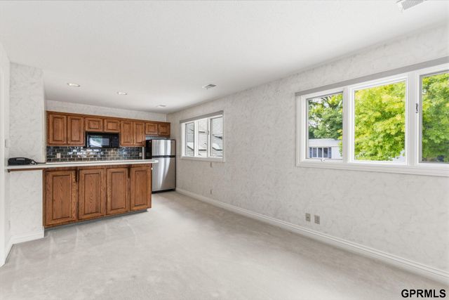 843 S 96 Street, Omaha, NE 68114