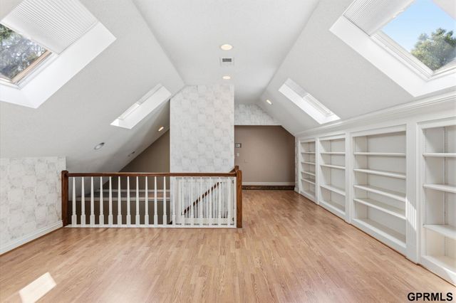 843 S 96 Street, Omaha, NE 68114