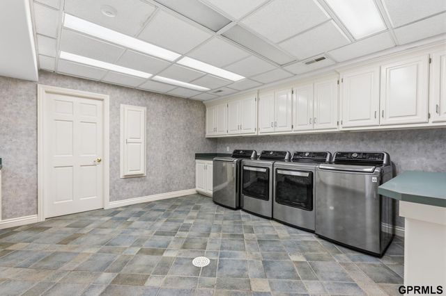 843 S 96 Street, Omaha, NE 68114