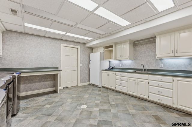 843 S 96 Street, Omaha, NE 68114