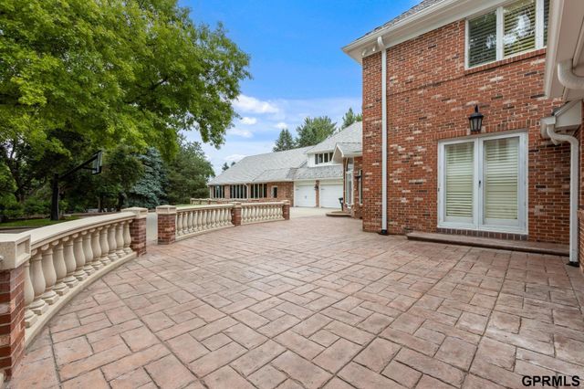 843 S 96 Street, Omaha, NE 68114