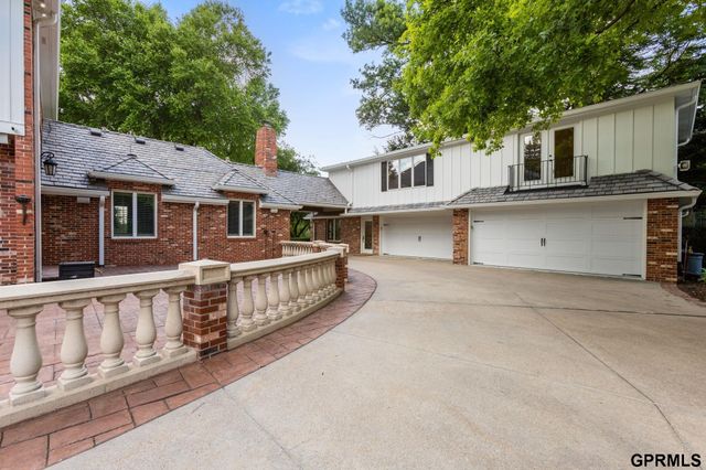 843 S 96 Street, Omaha, NE 68114