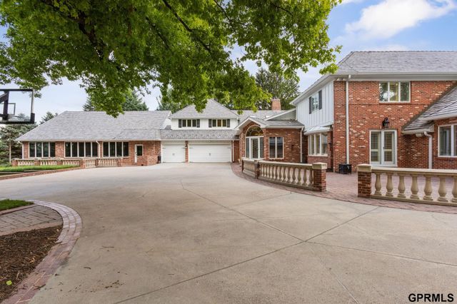 843 S 96 Street, Omaha, NE 68114