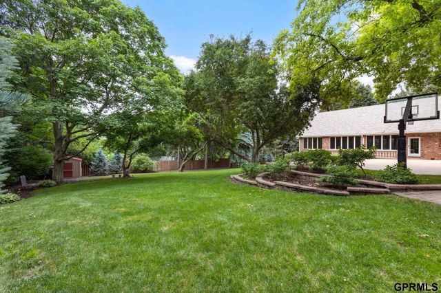 843 S 96 Street, Omaha, NE 68114