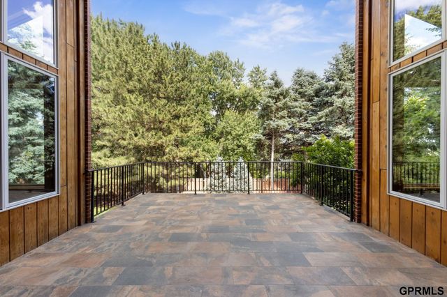 843 S 96 Street, Omaha, NE 68114