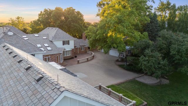 843 S 96 Street, Omaha, NE 68114