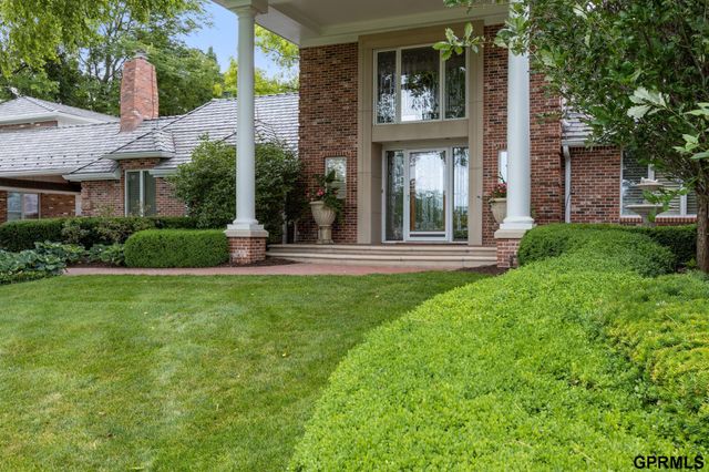 843 S 96 Street, Omaha, NE 68114
