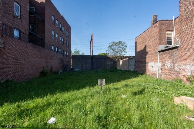 395 Dr Mlk Jr Blvd, East Orange City, NJ 07018