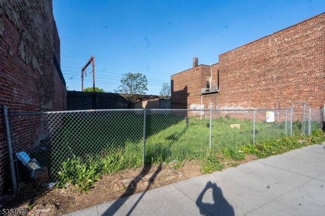 395 Dr Mlk Jr Blvd, East Orange City, NJ 07018