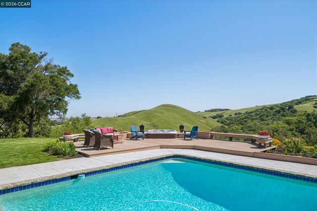 1933 Joseph Dr, Moraga, CA 94556