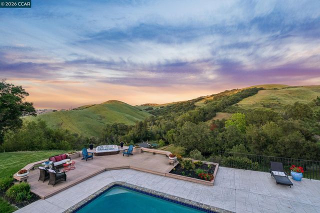 1933 Joseph Dr, Moraga, CA 94556