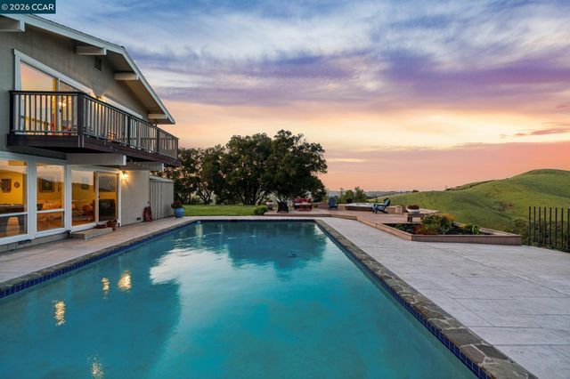 1933 Joseph Dr, Moraga, CA 94556